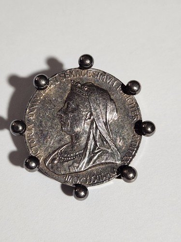 Silver brooch medal - of, queen