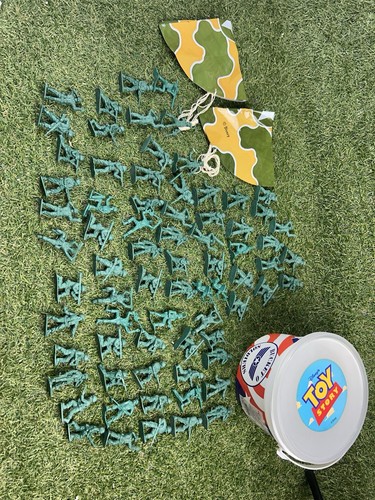 Toy story bucket - o, soldiers