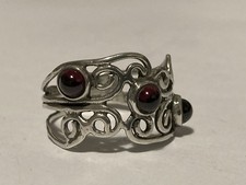 Vtg Sterling Silver Filigree/Openwork Ring with Garnet Cabochons. Sz T (4.3g)