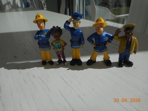 Five smaller figures - smaller, of