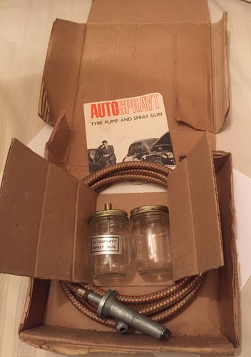Vintage autosprayt tyre - tyre, pump