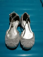 Young Girls Ivory Shoes Size 6