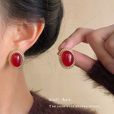 Elegant Retro Style Pearl Stud Earrings for Women Vintage Geometric Design