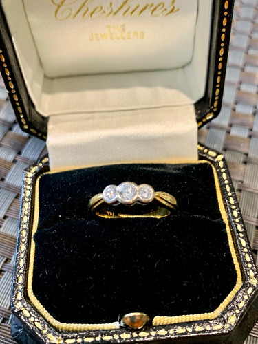 18ct yellow gold - gold, three-stone