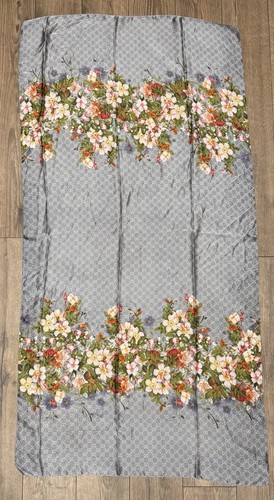 Gucci 100 silk large shawl - large,