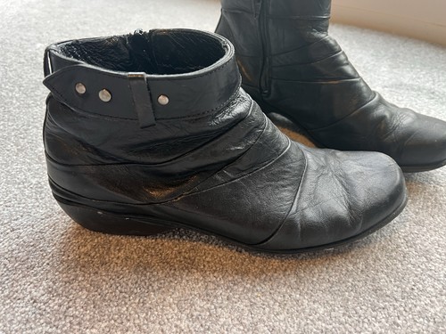 Black leather size uk - 40,