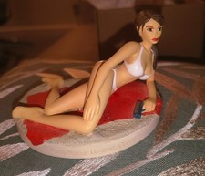 Lara Croft Figure -white bikini / beach - Atlas Editions