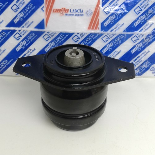 Front engine support plug - front,