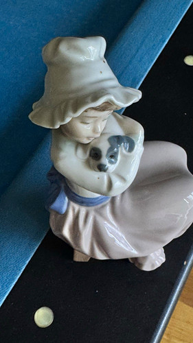 Nao lladro girl holding - nao,