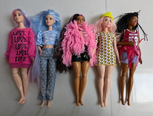 Bundle barbie extra dolls - of,