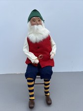 Byers Choice Caroler 2006 Santa Elf Sitting On A Stool Magnifying Glass