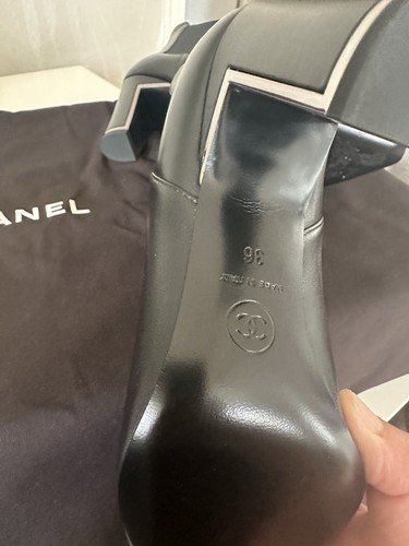 Chanel black leather chelsea - black,