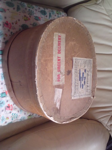 Lovely vintage hat box - hat,