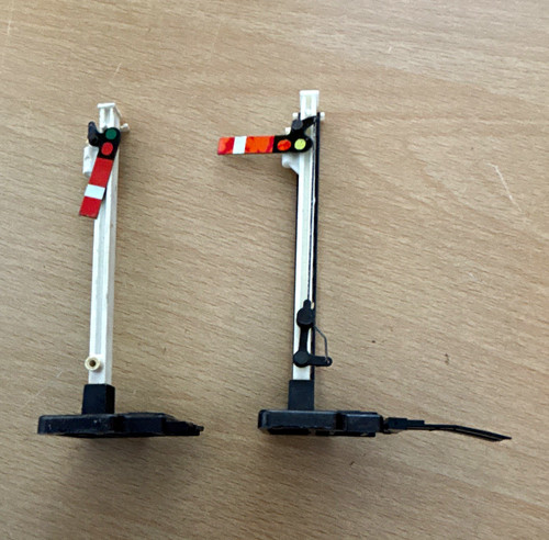 Signals red white - 2x, arms
