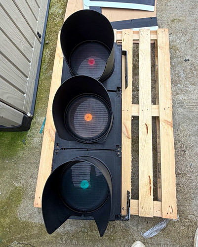 Fully cleaned traffic light