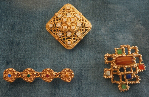 1960s gold tone brooches - 3,