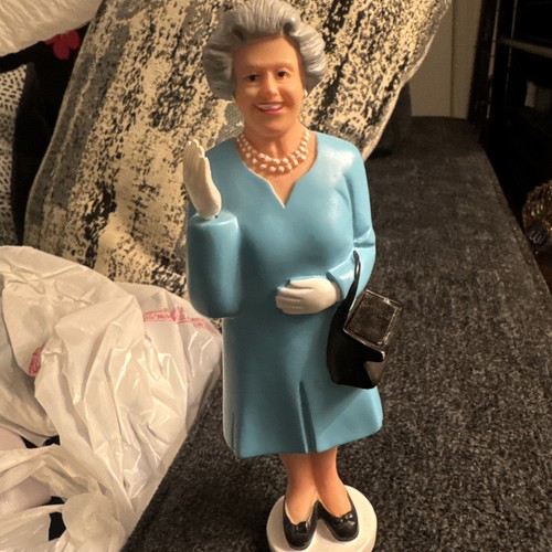 Queen elizabeth waving hand - elizabeth,