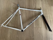 White Raleigh R100 road bike