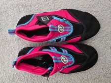 TWO BARE FEET CLIFF JUMP AQUA