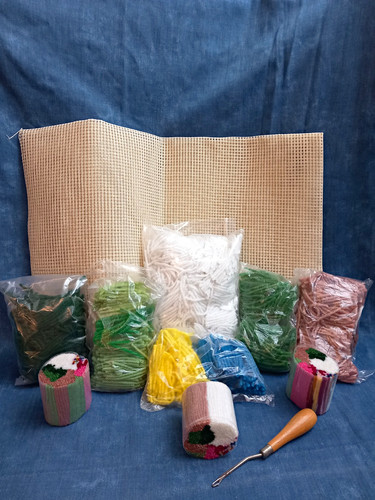 Large latch hook rug - latch, making