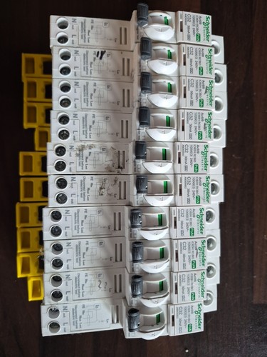 Schneider c32a a9d05832 - x,