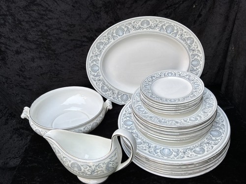 Wedgwood dinner service for - dinner, 6+