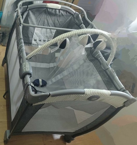 Portable travel cot - in,