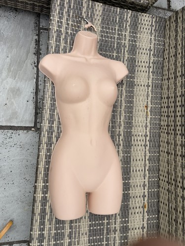 Skin color female - hanging, body