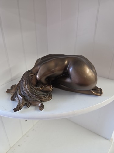 Nude kneeling women statue - women,