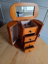 Jewellery Box, Style of a