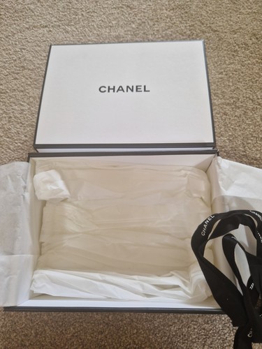 White chanel gift box - chanel,