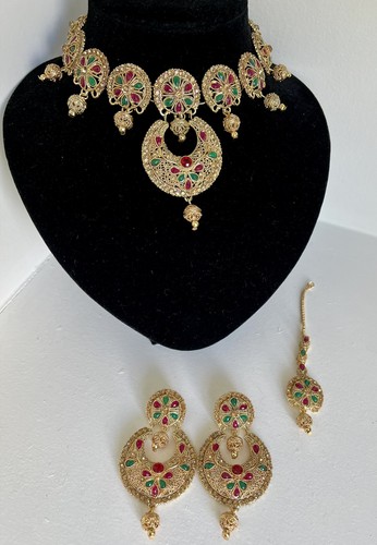 Gold jewellery set - jewellery, necklace