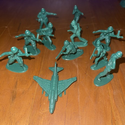Vintage plastic toy soldiers - plastic,