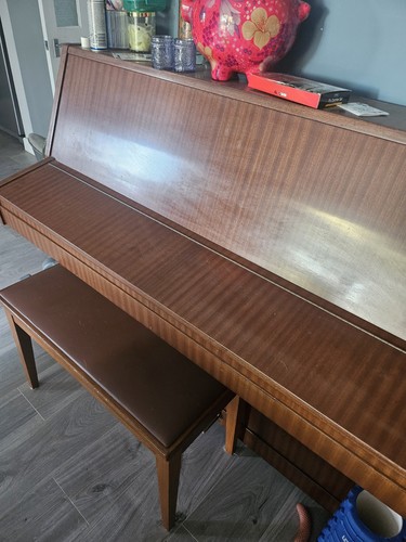 Upright piano bentley - -, bentley.