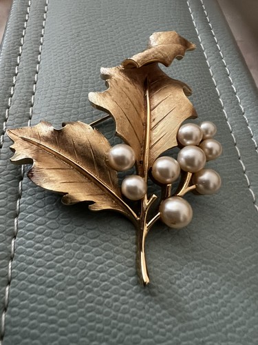 Crown trifari gold tone faux - gold,