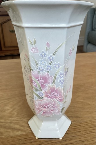 Royal winton vase - winton, pretty