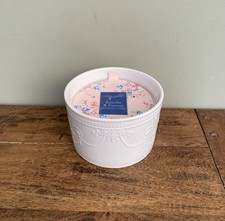 LAURA ASHLEY Sweet Pea & Freesia Candle Embossed 550g Burns Up To 50 Hours BNWT