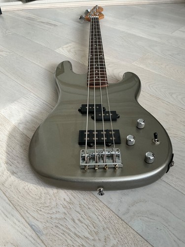 Hohner bass guitar right - bass,