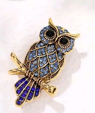 Luxurious Owl Brooch with blue Sparkling Crystals & Gemstones
