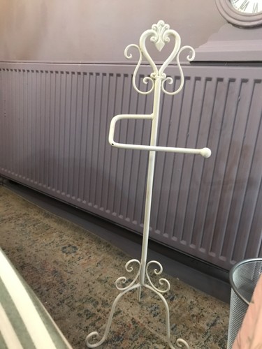 Shabby chic toilet roll stand