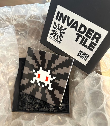 Space invader black - space,