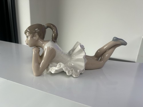 Nao lladro pensive - by,