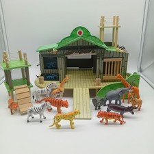 Le Toy Van Jungle Hospital Wooden Playset With Animals