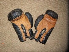 SUPERB VINTAGE CHILDRENS BROWN/BLACK LEATHER BOXING GLOVES.  4 oz