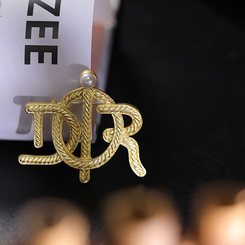 Newvintage letters g24k - g24k, brooch