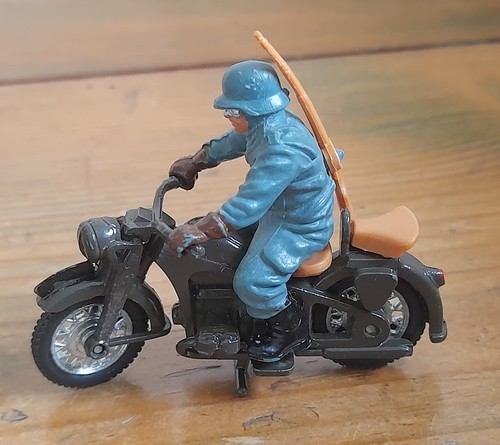Britains deetail toy soldiers - britains,