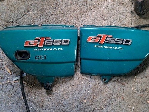 Suzuki 550 side panel set - gt,
