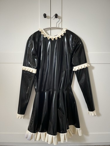 Black frilly latex - black, swing