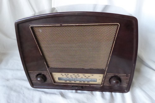 Vintage radio rentals model - radio,