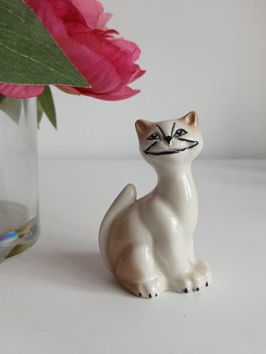 Vintage smiling cat figurine - vintage,